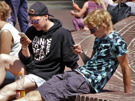 La postura para ver el celular modifica el esqueleto.