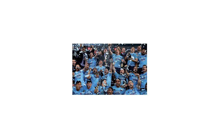 ámbito.com | ¡Campeones! Todo Waratahs celebra con la copa la obtención del torneo.