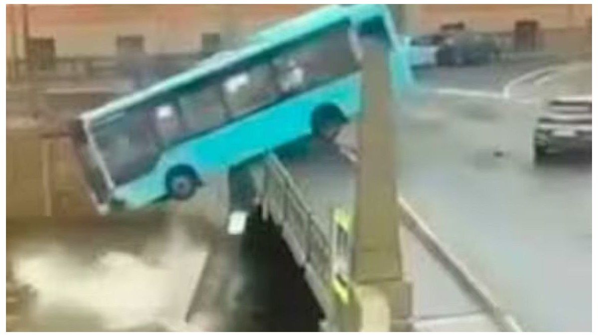 A bus fell into the river with 20 passengers and sank in seconds in St. Petersburg