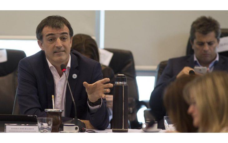 El ministro de Educación, Esteban Bullrich, recordó que otro tipo de evaluaciones se hacían cada tres años y que desde la llegada de Cambiemos al Gobierno se pretenden hacer anualmente. Hay que trabajar en conjunto para entender que hay que llegar a soluciones individuales, resumió el funcionario.