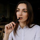 El significado detrás de morder la lapicera, según la psicología. El significado detrás de morder la lapicera, según la psicología.