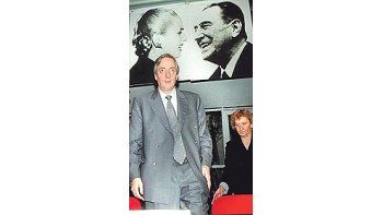 ámbito.com | Néstor Kirchner sólo se muestra con imágenes de Perón y Evita durante las campañas políticas.