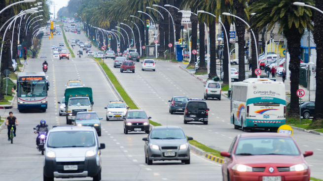 Montevideo sumó 100.000 vehículos en cinco años y crece el desafío de la movilidad.