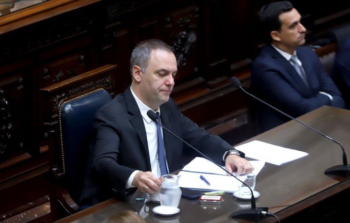 El jefe de Gabinete, Manuel Adorni, acorralado por las denuncias en la Justicia. El jefe de Gabinete, Manuel Adorni, acorralado por las denuncias en la Justicia.