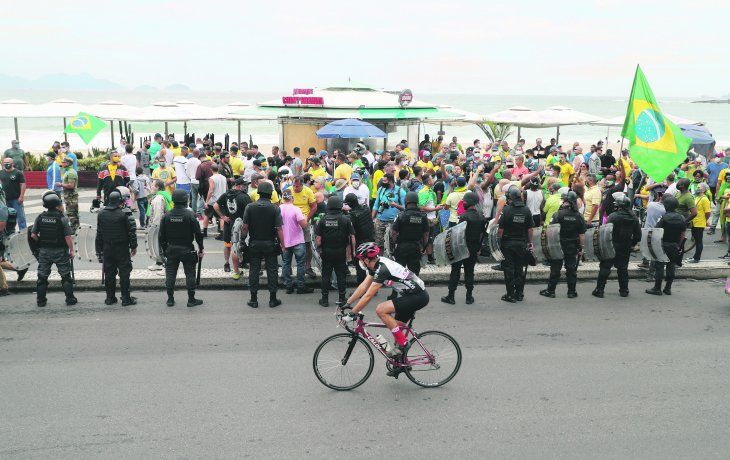 A FAVOR Y EN CONTRA. Simpatizantes de Jair Bolsonaro se manifestaron ayer en Río de Janeiro, mientras que sus detractores lo hicieron en Brasilia. Otras ciudades de Brasil también fueron sede de actos políticos, expresión de una crispación que lleva a decenas de miles de personas a ignorar las recomendaciones de distanciamiento físico para minimizar la circulación del nuevo coronavirus.&nbsp;