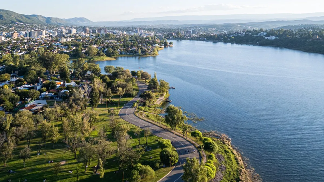 Turismo. En el Valle de Punilla, Villa Carlos Paz fue uno de los destinos turísticos más requeridos.