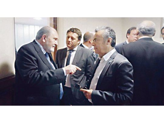 Puja. Carlos Verna y Alfredo Cornejo, dos gobernadores enfrentados por el caudal del río Atuel y ahora de nuevo por la obra de un embalse.