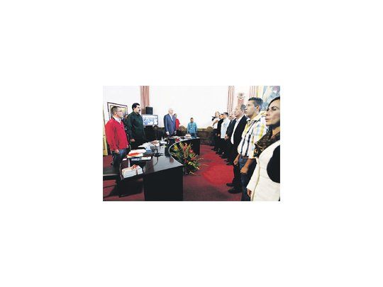 Al inicio de la reunión celebrada en Caracas, los presentes entonaron el himno nacional. El encuentro se prolongó durante más de cinco horas y ofreció atípicas escenas de distención.