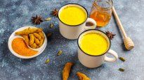 La golden milk o leche dorada, se caracteriza por tener a la cúrcuma como el ingrediente principal junto a otros, como la miel y el jengibre.