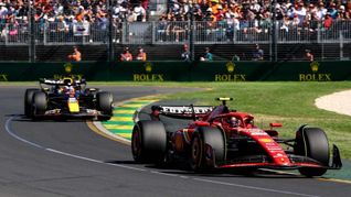 Carlos Saiz Jrs lleva a su Ferrari al triunfo en el Gran Premio de Australia. El campeón del mundo Max Verstappen debió abandonar.