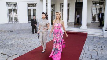 Fabiola Ya&ntilde;ez junto a Anna Hakobyan, periodista y esposa del primer ministro armenio, Nikol Pashinyan.