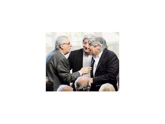 El jefe de la CGT, Hugo Moyano, y el titular del gremio de Obras Sanitarias y ex adjunto de la central, José Luis Lingieri, compartieron ayer los anuncios en la quinta de Olivos.