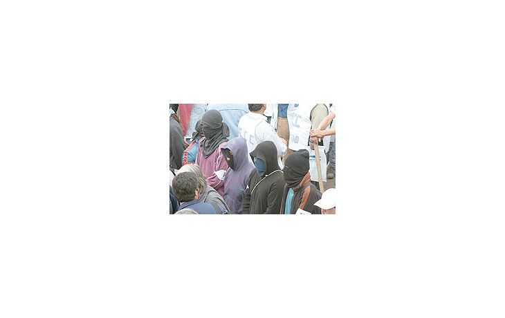 ámbito.com | Ayer piqueteros enmascarados volvieron a llevar el caos a los accesos a la Capital Federal y a diversos puntos del centro. Entre los activistas se destacaron los seguidores de Raúl Castells, que reclamaron ante las sedes de la Organización del Trabajo y d
