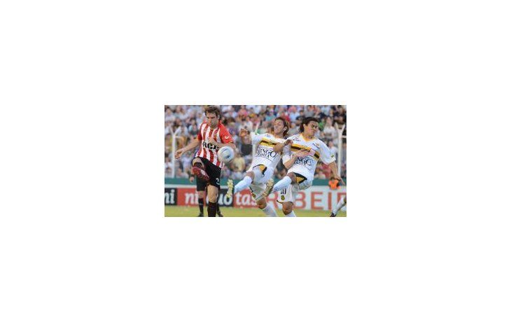 Poco juego. Olimpo y Estudiantes lucharon mucho y pensaron poco. El resultado fue un cero a cero gigante.