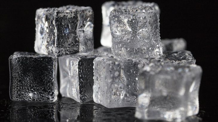 Su temperatura de fusión, por la cuál se pasa de sólido a líquido, del hielo que hacemos de casa se consigue tan solo sacarlo de la heladera y dejarlo a temperatura ambiente.