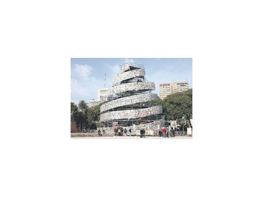 Se inicia hoy el desarme de la Torre de Babel de Marta Minujín, con la participación del público, que podrá elegir y llevarse un libro.