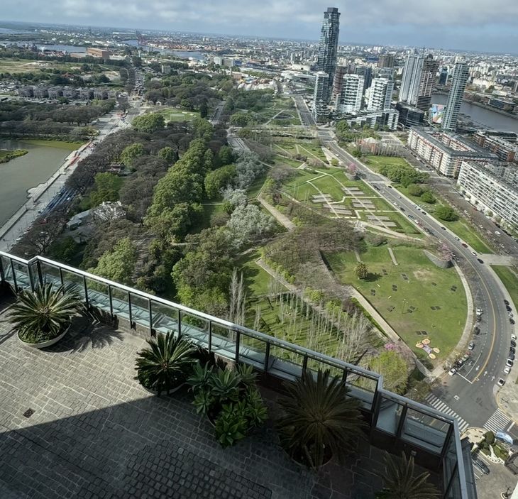 Balcón aterrazado con parrilla y vista abierta a edificios residenciales de Puerto Madero, uno de los amenities más valorados en alquileres premium Balcón aterrazado con parrilla y vista abierta a edificios residenciales de Puerto Madero, uno de los amenities más valorados en alquileres premium