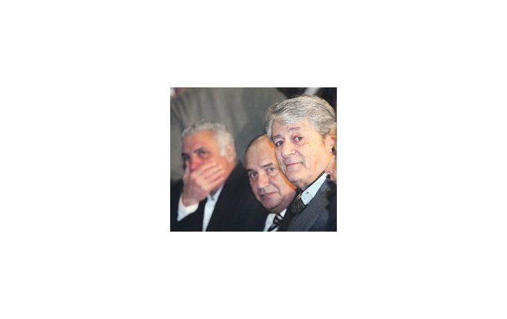 ámbito.com | No será fácil el tratamiento del proyecto de ley deretenciones en el Congreso.Ni el bloque PJ tieneuna posición pacífica sobreel tema. Ayer, rostros deansiedad en los diputadosJorge Rossi, Juan Gullo,José María Díaz Bancalariy Carlos Kunke