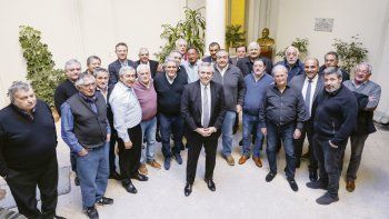 Rodeado. Alberto Fernández almorzó ayer con Héctor Daer, Carlos Acuña, Andrés Rodríguez, Gerardo Martínez, José Luis Lingeri,&nbsp; Roberto Fernández, Omar Maturano, Antonio Caló, Víctor Santa María, Juan Carlos Schmid, Amadeo Genta, Rodolfo Daer, Jorge Sola, Carlos Sueyro, Carlos Frigerio, Miguel Paniagua, Alberto Cejas y Rubén Aguiar.