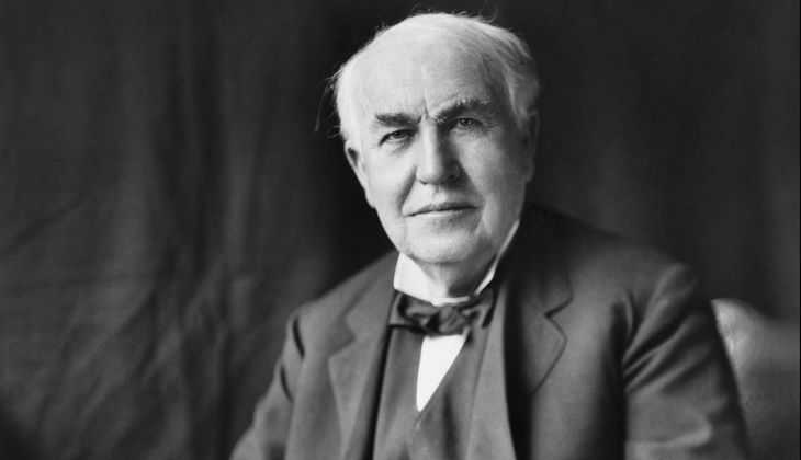 Thomas Edison presenta el fonógrafo en 1877. Thomas Edison presenta el fonógrafo en 1877.