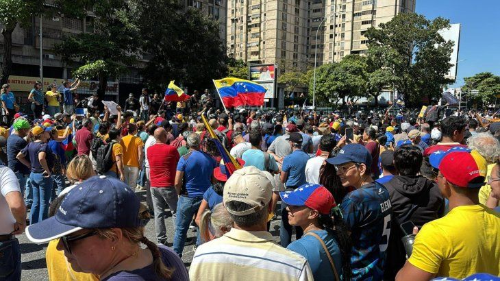 Cientos de personas se manifestaron en las calles de Venezuela en contra de la asunción de Maduro.