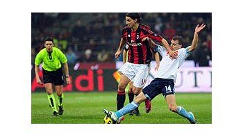 Hugo Campagnaro intenta sacarle la pelota al sueco Zlatan Ibrahimovic.