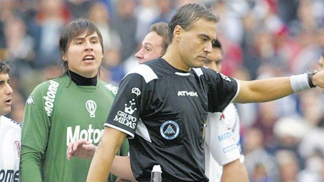 La polémica final entre Vélez y Huracán en 2009 marcó la vida de Gabriel Brazenas, el árbitro del encuentro.