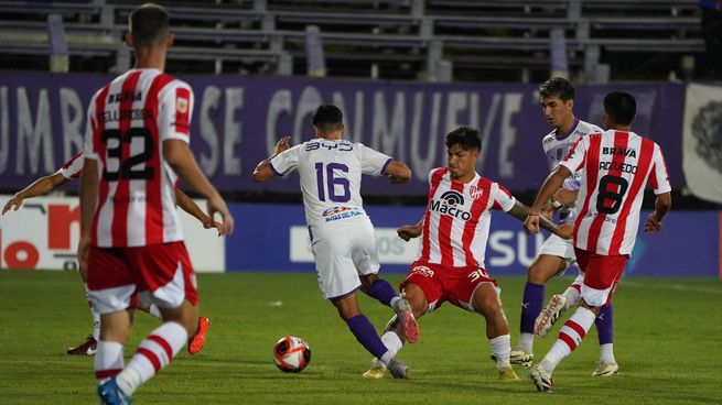 Los suplentes de Instituto fueron asaltados mientras jugaban un partido.