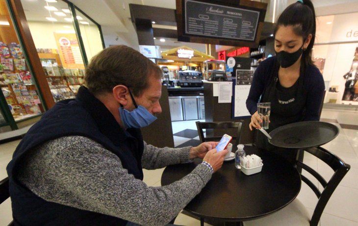 En el caso de los rastaurantes, el protocolo que se propuso contempla que en el salón para los comensales las mesas estén a dos metros de distancia&nbsp;y puedan ser usadas por&nbsp;hasta cuatro personas.