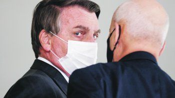 Complica más a Bolsonaro la denuncia de supuestas coimas en la compra de vacunas