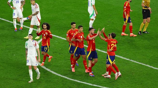 España chocó con el arquero italiano Donnarumma una y otra vez, pero se impuso por 1-0 con el tanto de Calafiori en su propio arco.