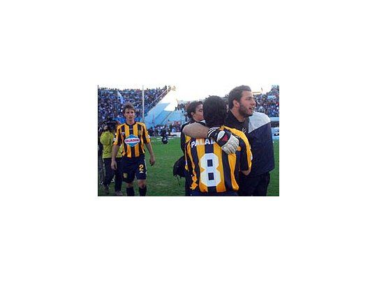 Desahogo. Se abraza todo Central festejando el primer triunfo de la Promoción.