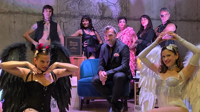 Andrés Ridois rodeado por los artistas que participan del espectáculo de cabaret-bodega en Sottano.