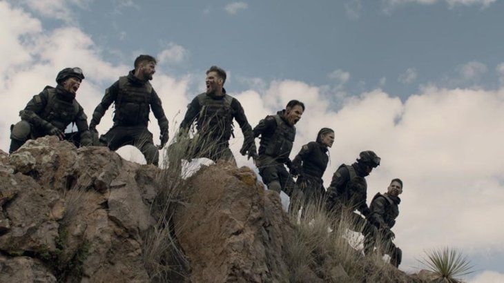 Los zombies y los narcos se enfrentan en medio de un desierto gigante.