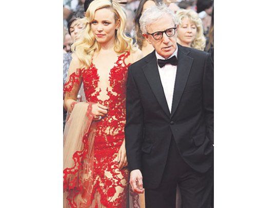 Woody Allen y Rachel McAdams ingresan anoche a la apertura de Cannes. A la izq., Bernardo Bertolucci recibe la Palma de Oro de manos del presidente del festival, Gilles Jacob.
