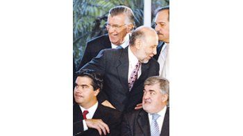 ámbito.com | Jorge Capitanich, Mario Das Neves y José Luis Gioja, con otros gobernadores, en una visita a Olivos durante el conflicto del campo. Ahora Cristina, al igual que Kirchner, quiere que discutan una reforma al esquema de distribución de fondos a las provincia