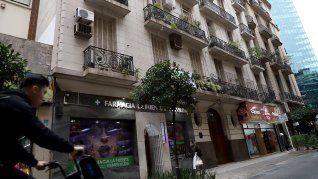 El histórico local de planta baja y el ingreso al edificio de estilo Beaux Arts francés forman parte de una de las cuadras más emblemáticas de la calle Esmeralda, tradicional circuito porteño de librerías anticuarias, mapas y primeras ediciones El histórico local de planta baja y el ingreso al edificio de estilo Beaux Arts francés forman parte de una de las cuadras más emblemáticas de la calle Esmeralda, tradicional circuito porteño de librerías anticuarias, mapas y primeras ediciones