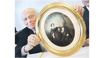 Buddy Elias, primo de Anna Frank y presidente de la fundación que lleva su nombre, con la foto de los padres de los tatarabuelos de ambos, primer objeto del legado de la joven donado al Museo Judío de Frankfurt.