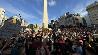 Miles de venezolanos y venezolanas se movilizaron esta tarde frent al obeliscco. Venezuela libre, era la consigna principal.