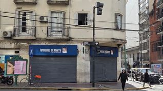 Persianas bajas en la sucursal de Farmacias del Dr. Ahorro ubicada en la esquina de avenida Córdoba y Uruguay, tras el cierre total de la cadena en la Argentina. Persianas bajas en la sucursal de Farmacias del Dr. Ahorro ubicada en la esquina de avenida Córdoba y Uruguay, tras el cierre total de la cadena en la Argentina.