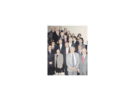 El subsecretario Walter Bastian y la embajadora Vilma Martínez, flanqueados por lo más representativo del empresariado argentino. Fue ayer, en un almuerzo en el Jockey Club.