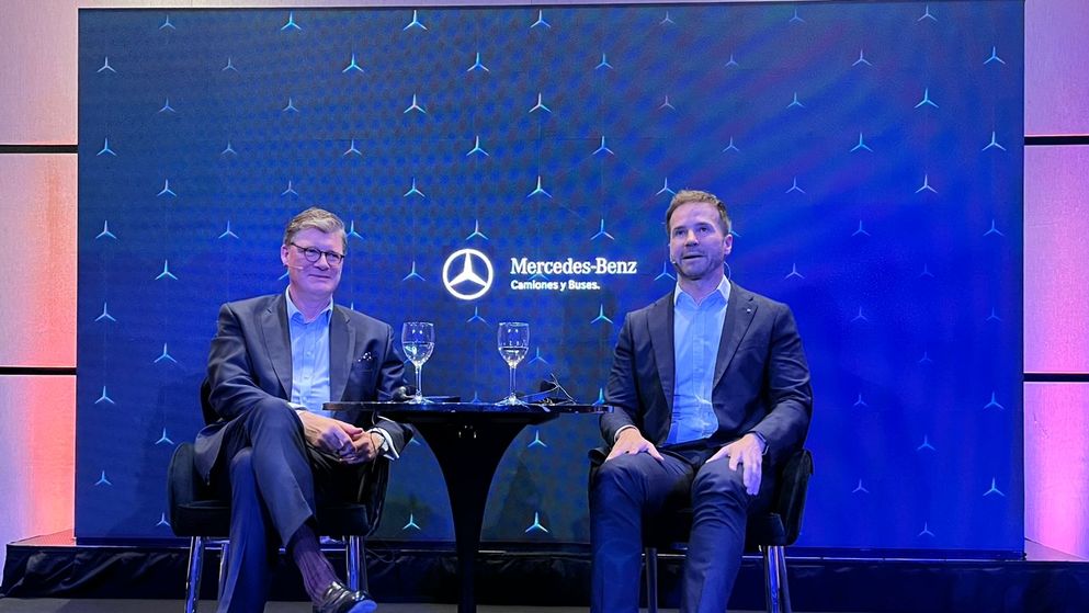 Los CEOs globales de Daimler Buses, Till Oberwörder (izquierda), y de Mercedes-Benz Trucks, Achim Puchert (derecha), dialogaron con medios argentinos en el marco de la inauguración de la planta de Zárate.