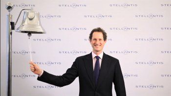 John Elkann, presidente de Stellantis, toca la campana de la Bolsa de Milán