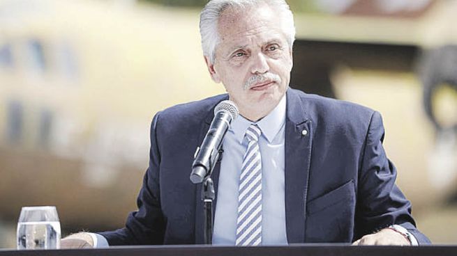 memoria. Alberto F. firmó el decreto de cesión de dos fracciones de tierra para la creación del “Espacio de Memoria Campo de Mayo”.
