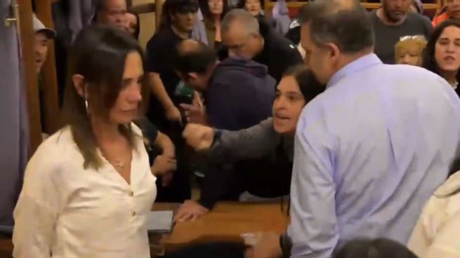 Clarissa Armando fue agredida por personas afines al oficialismo al finalizar la sesión por el Presupuesto.