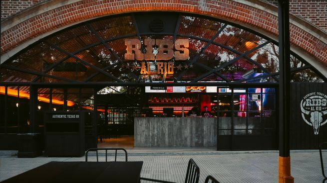 La sede original de Ribs al Río, en Costanera Norte, se renueva para seguir liderando la cultura texana en Buenos Aires.