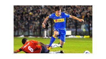 Mouche amaga ante la marca de Tuzzio. El delantero de Boca ya palpita el Superclásico.