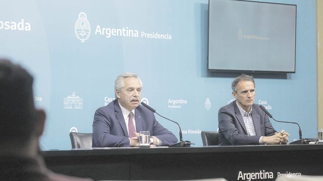 autopista. Alberto Fernández durante el anuncio que realizó en la Casa Rosada junto al ministro de Obras Públicas, Gabriel Katopodis. El Gobierno presentará ante la Justicia una acción de lesividad .