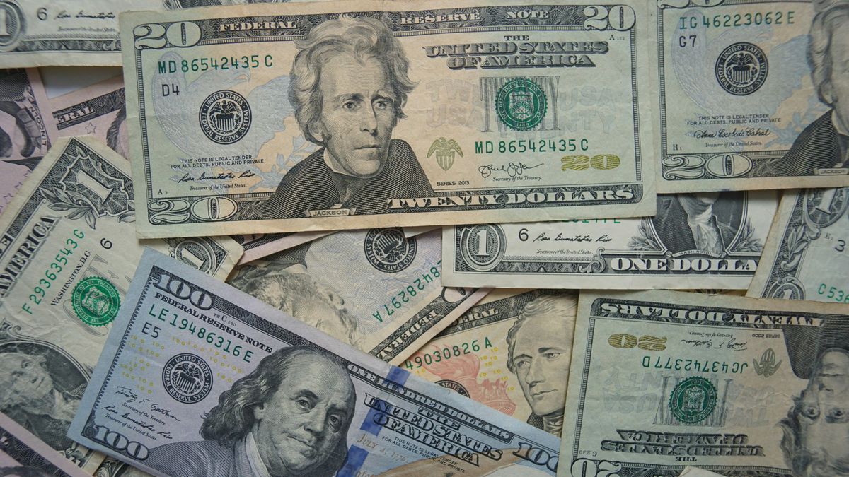 The dollar resumed its upward trend and touched its highest value of the year