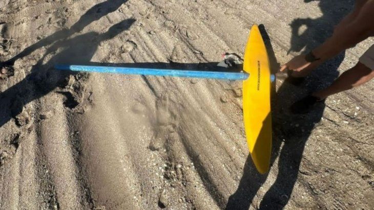 Pablo, uno de los cuatro hijos de Ramón Roman, uno de los desaparecidos, fue quien confirmó el hallazgo de un flotador de color amarillo con caño azul perteneciente a un kayak